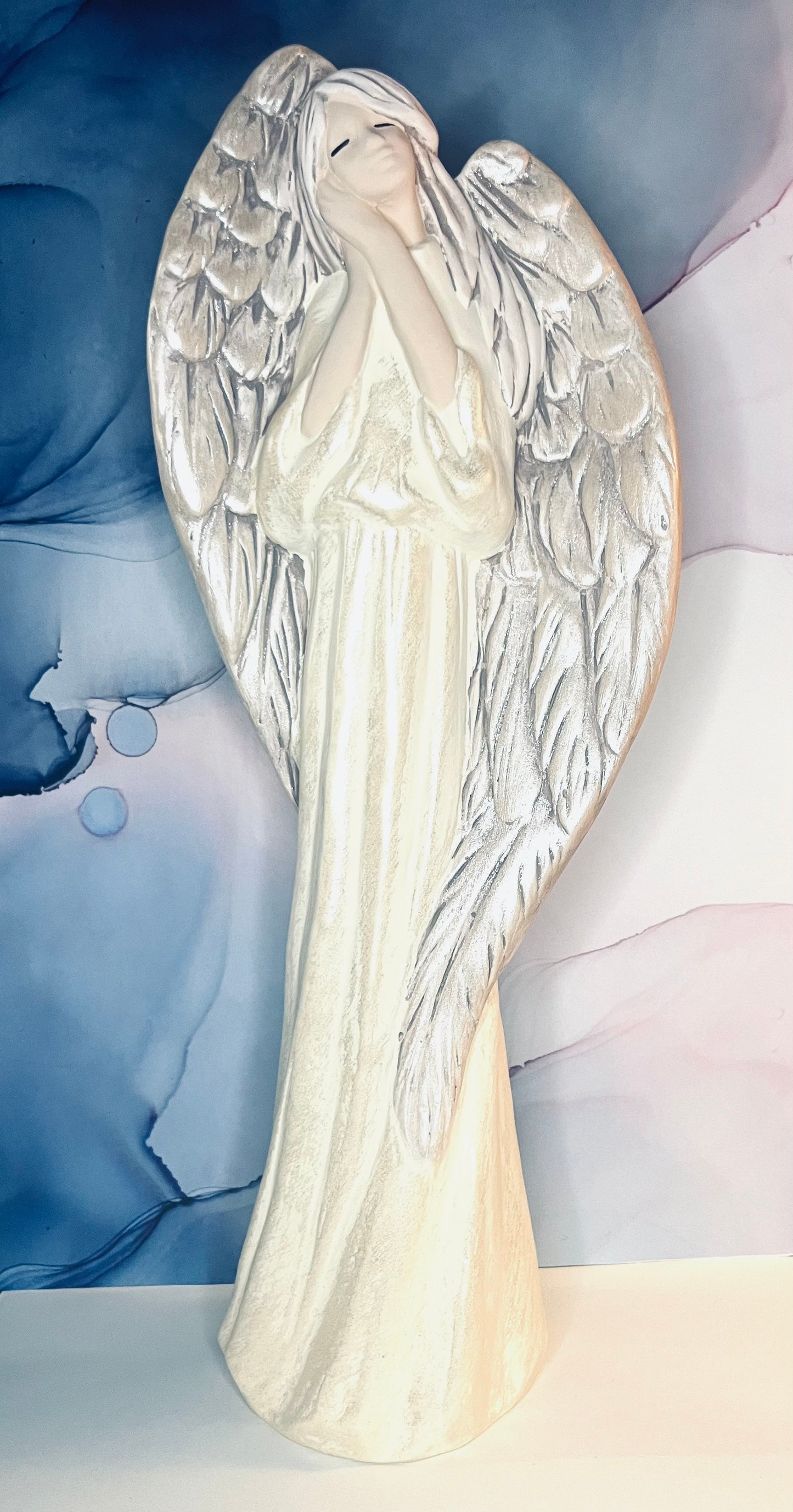 Perleťový anjel v náručí krídel (41cm)