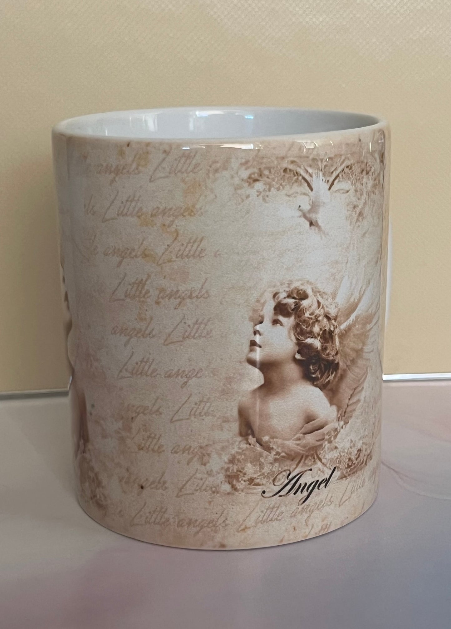 Hrnček s podobizňami anjelikov