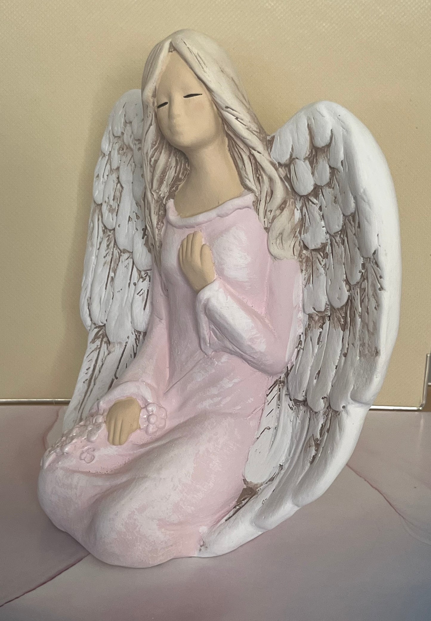 Sediaci Anjel v ružovom (20cm)