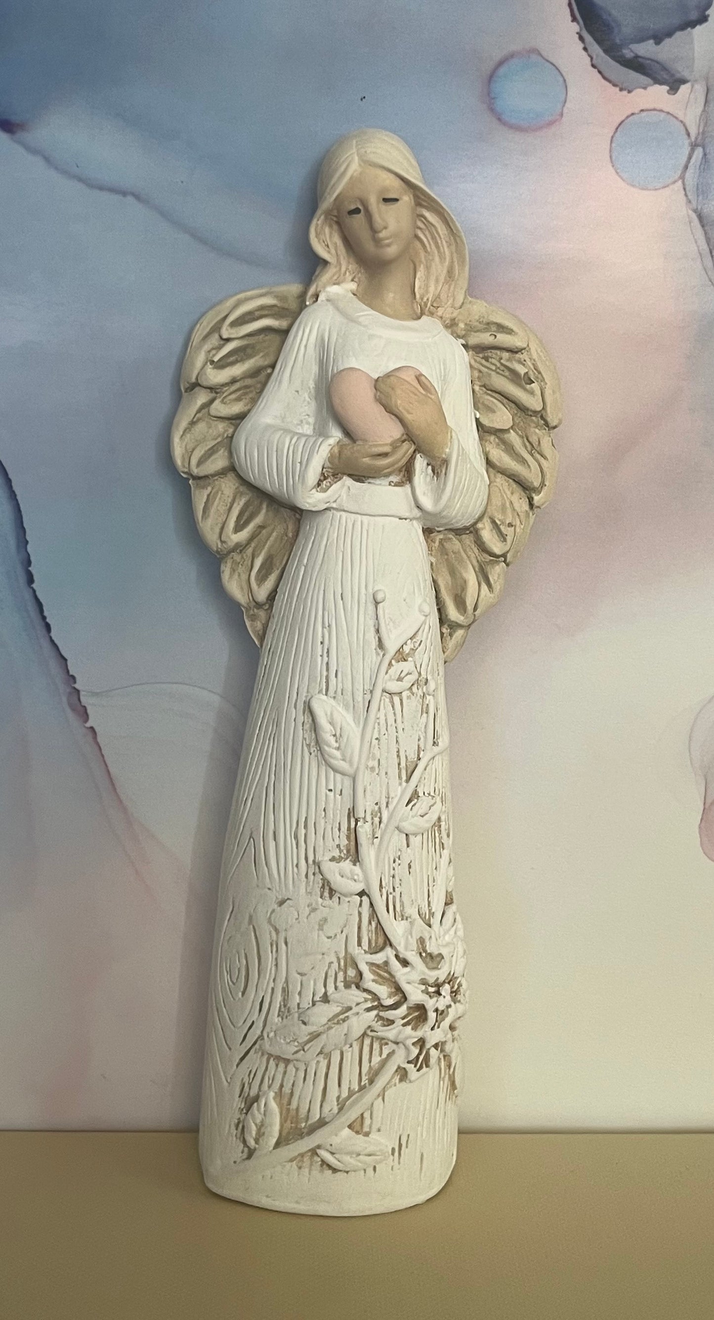 Anjel so srdcom v náručí (23cm)