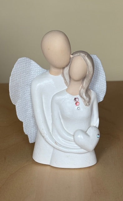 🕊️ Anjel partnerstva – Soška anjela obímajúceho ženu
