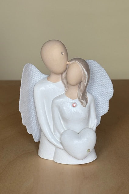 🕊️ Anjel partnerstva – Soška anjela obímajúceho ženu