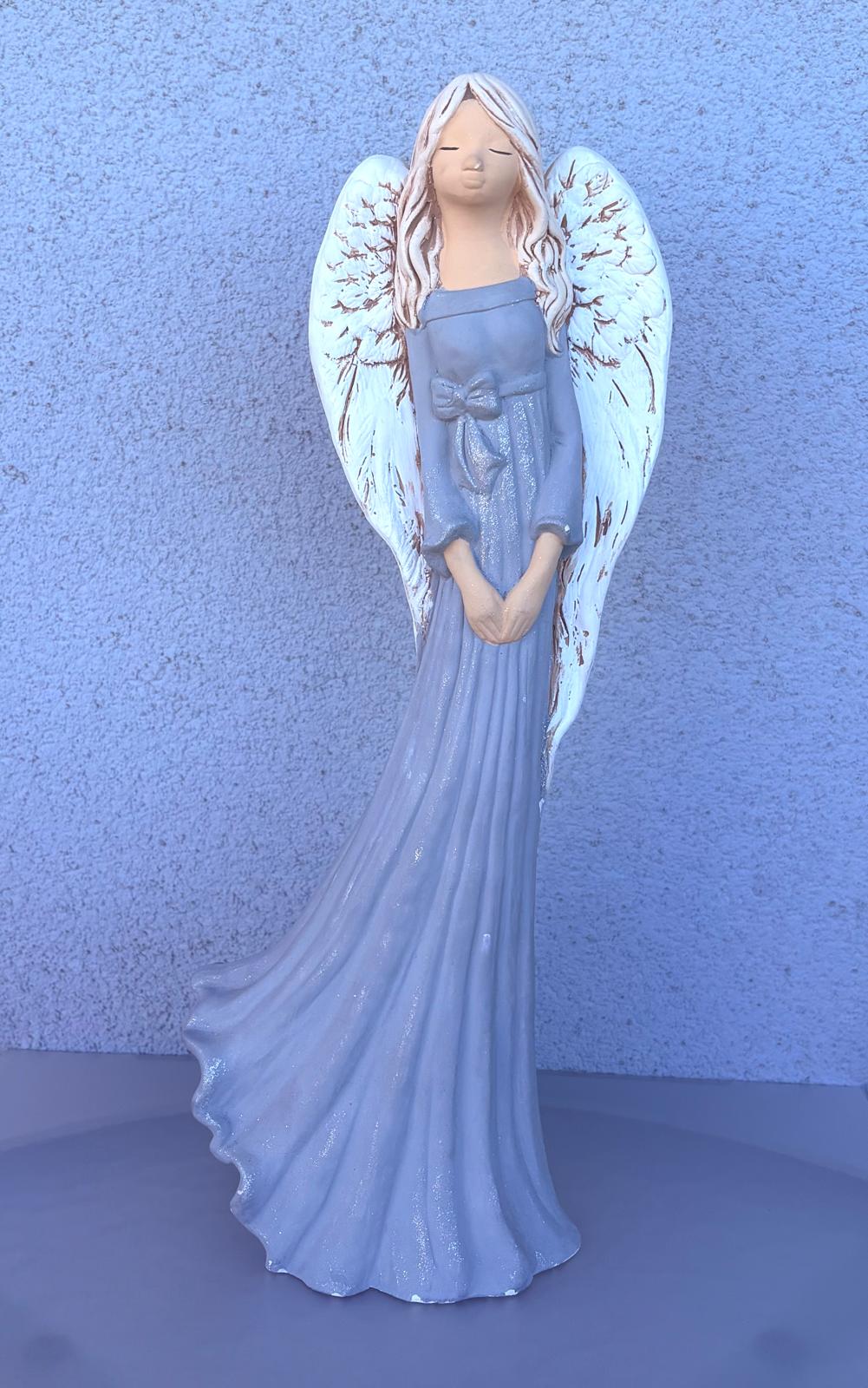 Elegantný anjel pokoja v splývavých šatách (40cm)