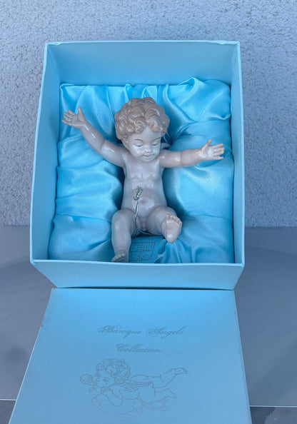 Porcelánový anjelik na obláčiku v darčekovej krabičke (12x10cm)