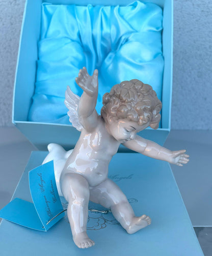 Porcelánový anjelik na obláčiku v darčekovej krabičke (12x10cm)