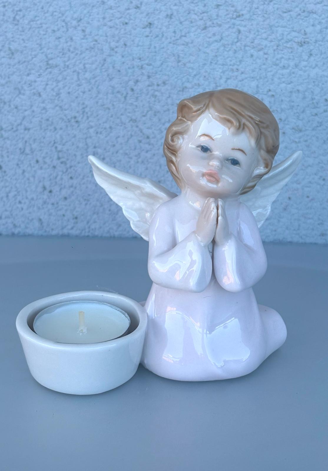 Porcelánový svietnik s anjelikom v modlitbe (12x9cm)
